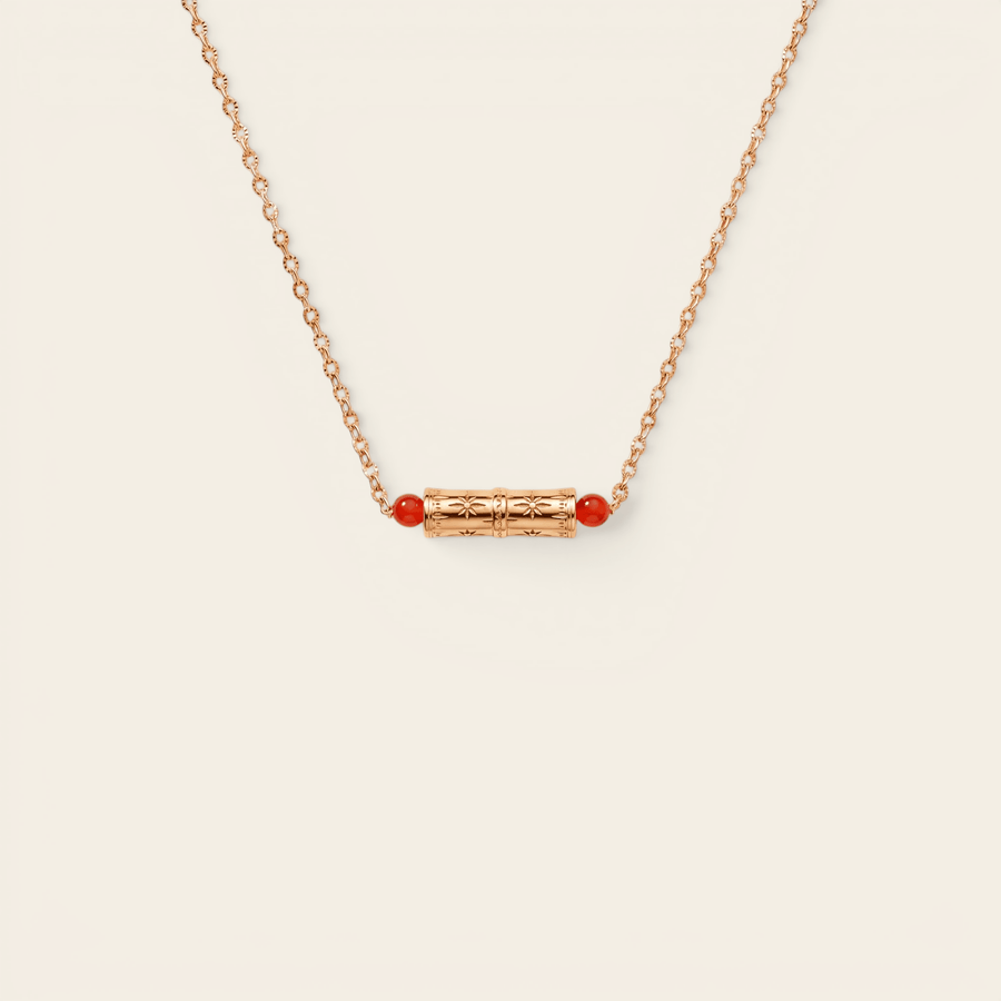 Collier Verika Bijoux Indira doré à pendentif tube gravé et agate rouge