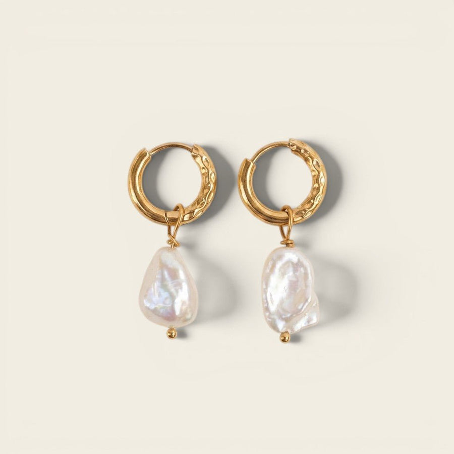 Créoles Verika Bijoux Ondine en acier doré martelé à perle d'eau douce baroque