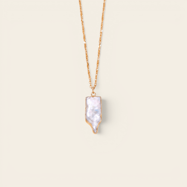 Collier Verika Bijoux Maréa à pétale de nacre cerclé d'or sur chaîne dorée