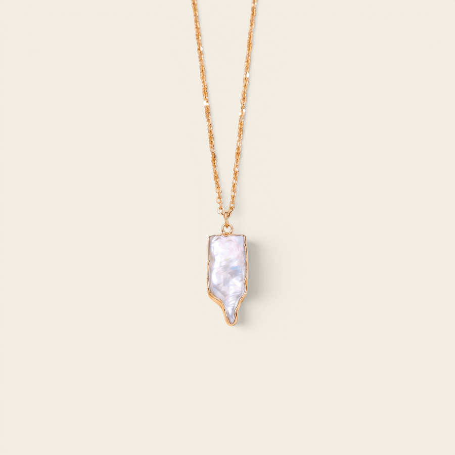 Collier Verika Bijoux Maréa à pétale de nacre cerclé d'or sur chaîne dorée