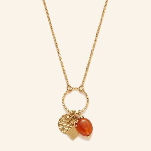 Collier Viorne, anneau ciselé, perle d'agate rouge et breloques dorées - Verika Bijoux